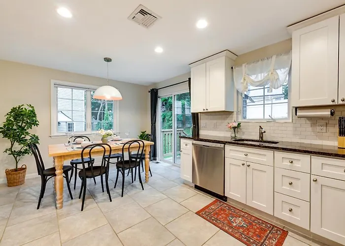 Glen Cove Vacation Rental Less Than 1 Mi To Downtown!
